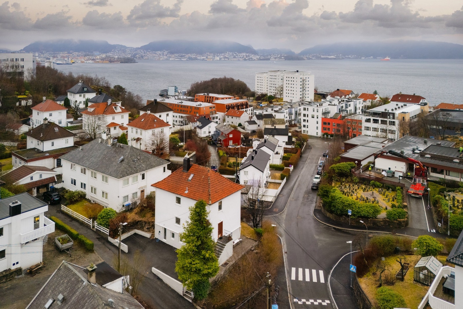 - Store deler av huset renovert av fagfolk i 2017, inkludert fasade, bad, alle vinduer, dører, elektrisk anlegg og kjøkken - Galleribilde