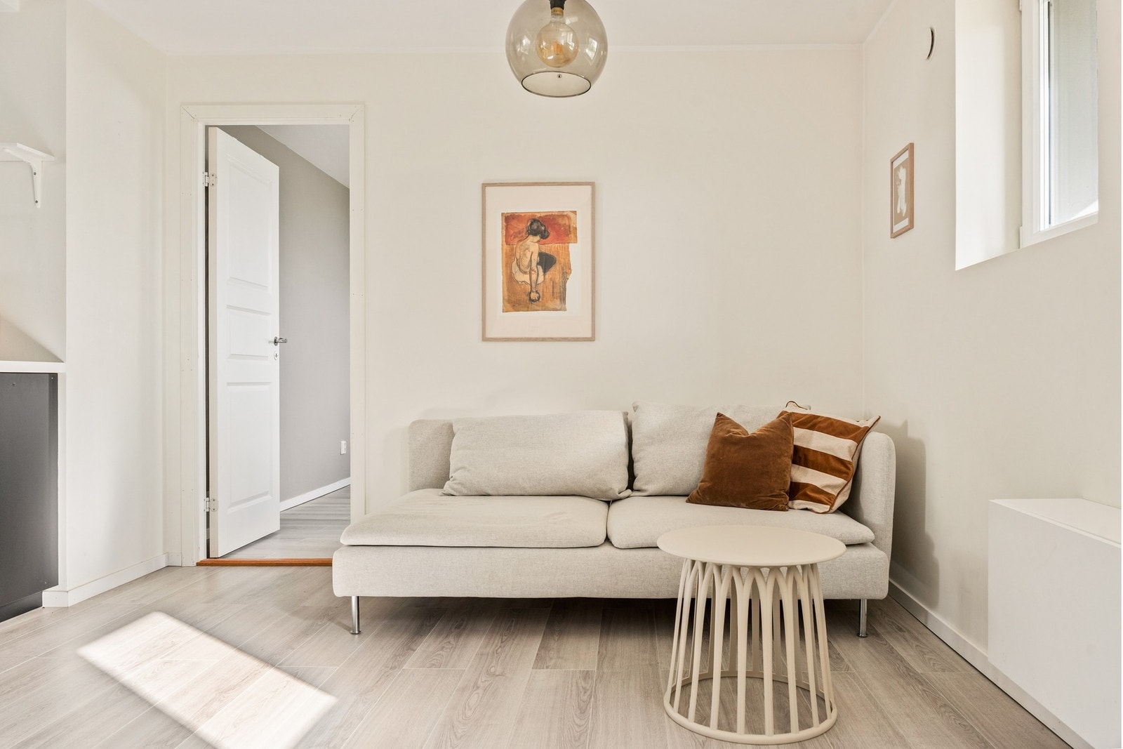 - Rommet har plass til sofa og et lite spisebord - Galleribilde