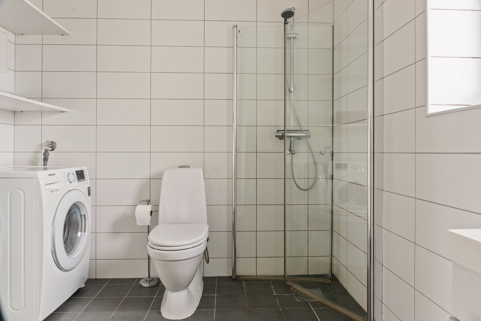 - Badet er romslig og helfliset - Galleribilde