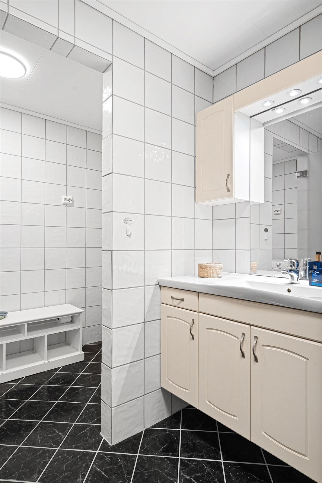 Badet er utstyrt med alle nødvendige fasiliteter, inkludert servant, toalett og dusnisje. Galleribilde