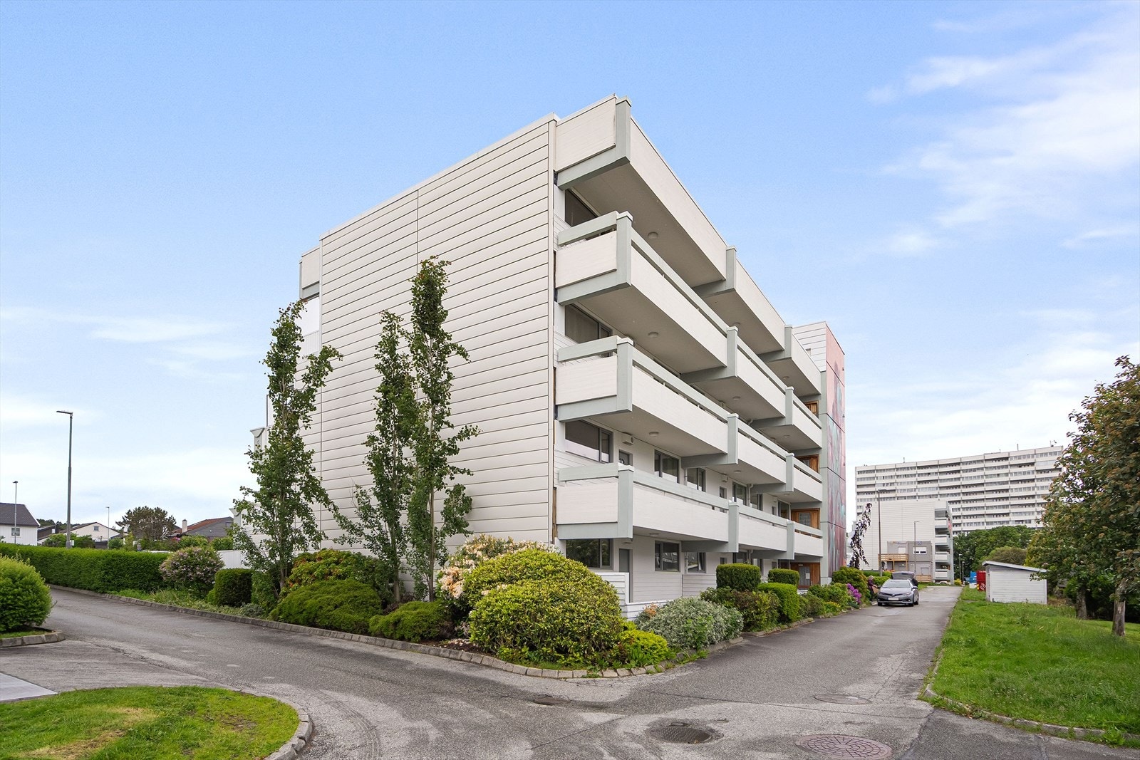 Parkering på felles utvendig oppstillingsplass.
Det er mulighet for leie av innendørs parkering om det er ledig. Etablering leie av garasjeplass: 800kr (Obos engangskostnad). Leie av garasjeplass: 200kr pr måned, faktureres sammen med fellesutgiftene. Galleribilde