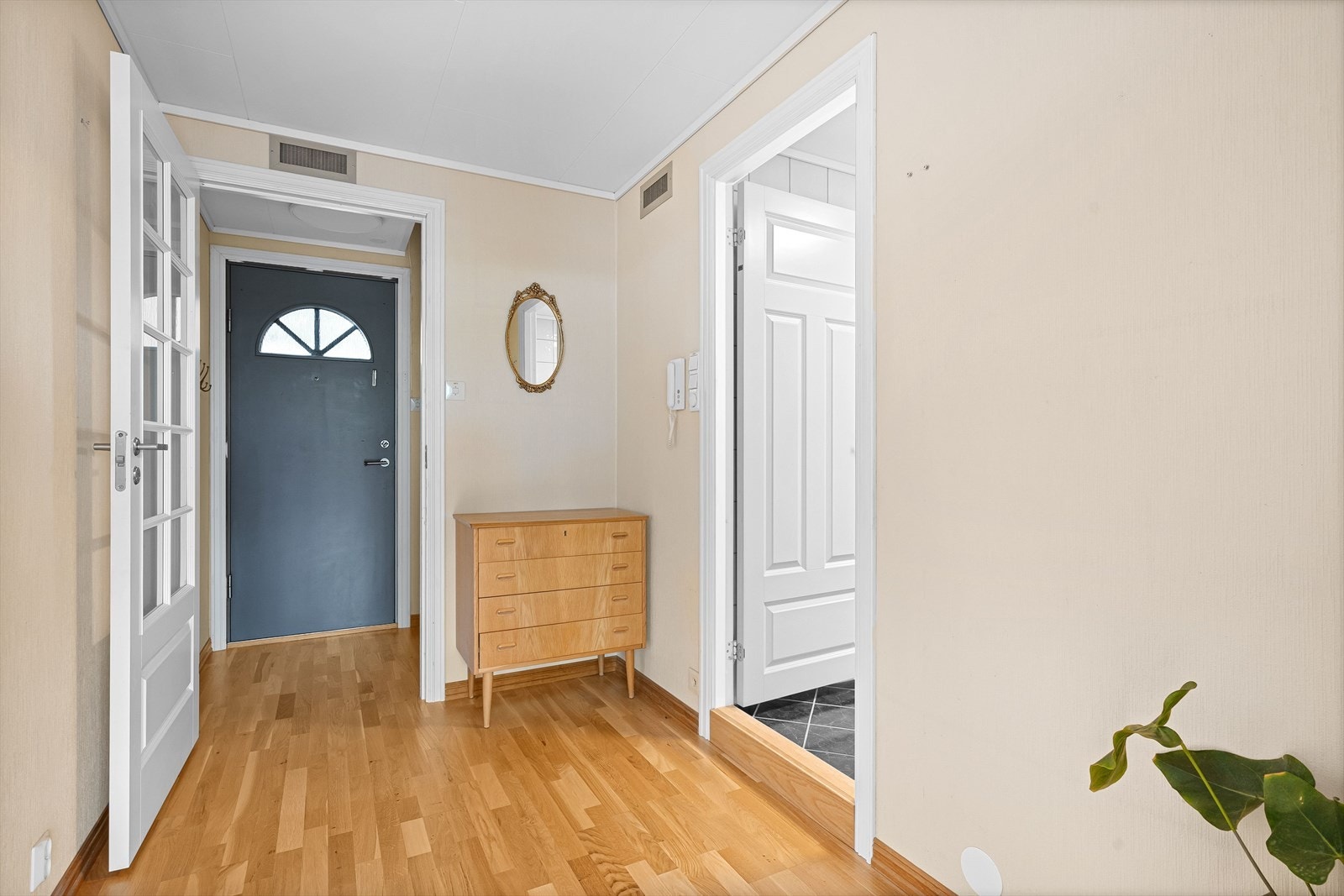 Leiligheten tar deg i mot i en innnbydende entré med skyvedørsgarderobe. Videre er gangen utstyrt med gode muligheter for oppbevaring av både sko og yttertøy. Galleribilde