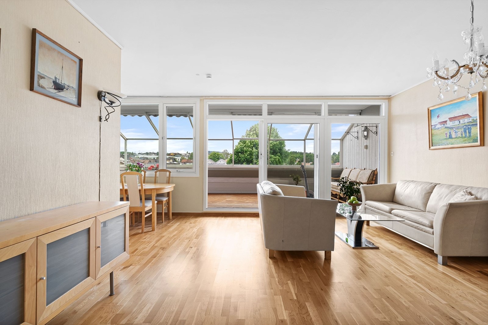 Stuen er en romslig og innbydende plass som tilbyr mange muligheter for innredning og komfort. Galleribilde