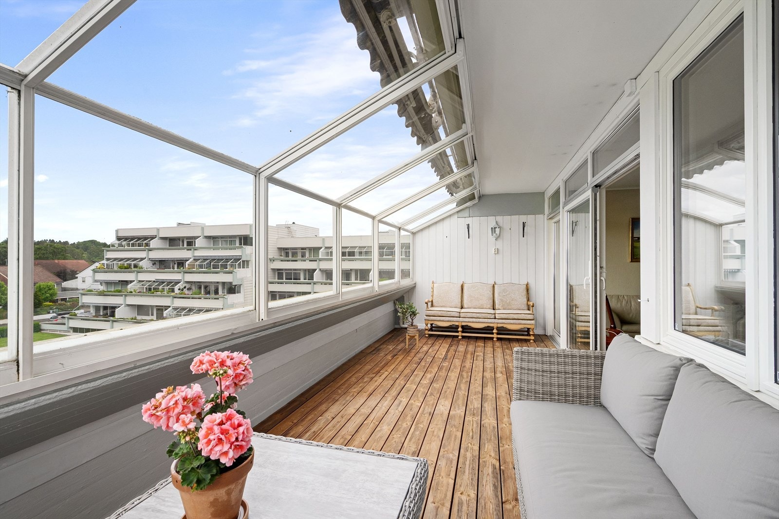 Balkongen blir en fin forlengelse av den sosiale sone når den er innglasset. Denne funksjonen gjør at du kan nyte balkongen både på varme sommerdager og kjøligere dager. Galleribilde