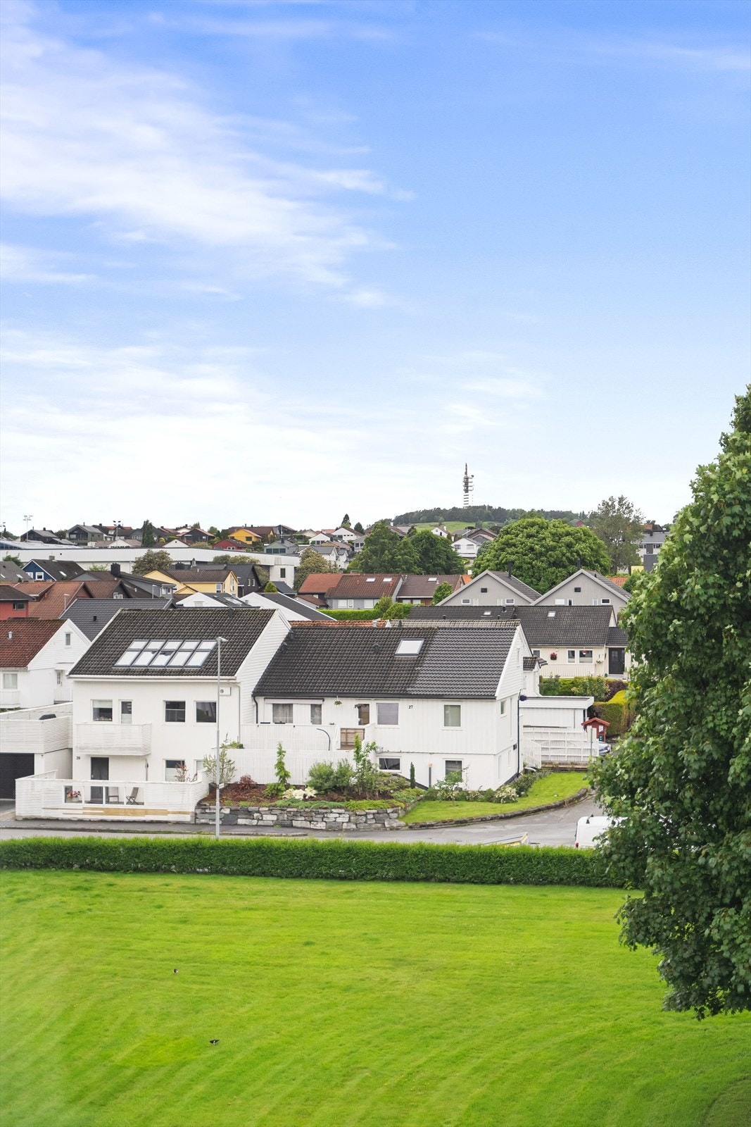 Luftig og fine utsiktsforhold fra den innglasset balkongen. Galleribilde