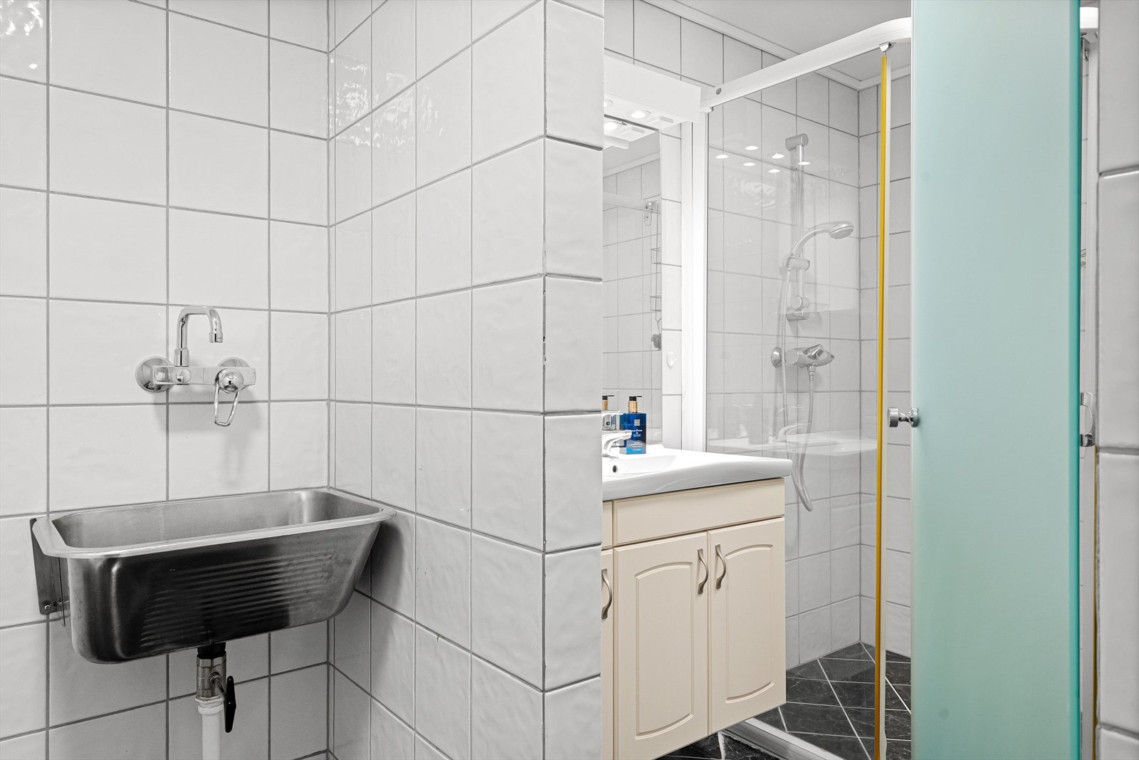 Badet er utstyrt med herlig gulvvarme for optimal komfort. Galleribilde