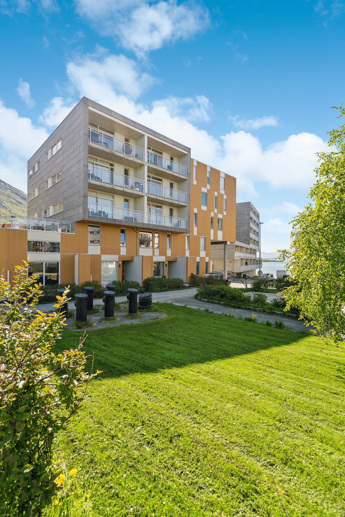 Borettslaget har velholdte grøntområder for beboerne. Galleribilde