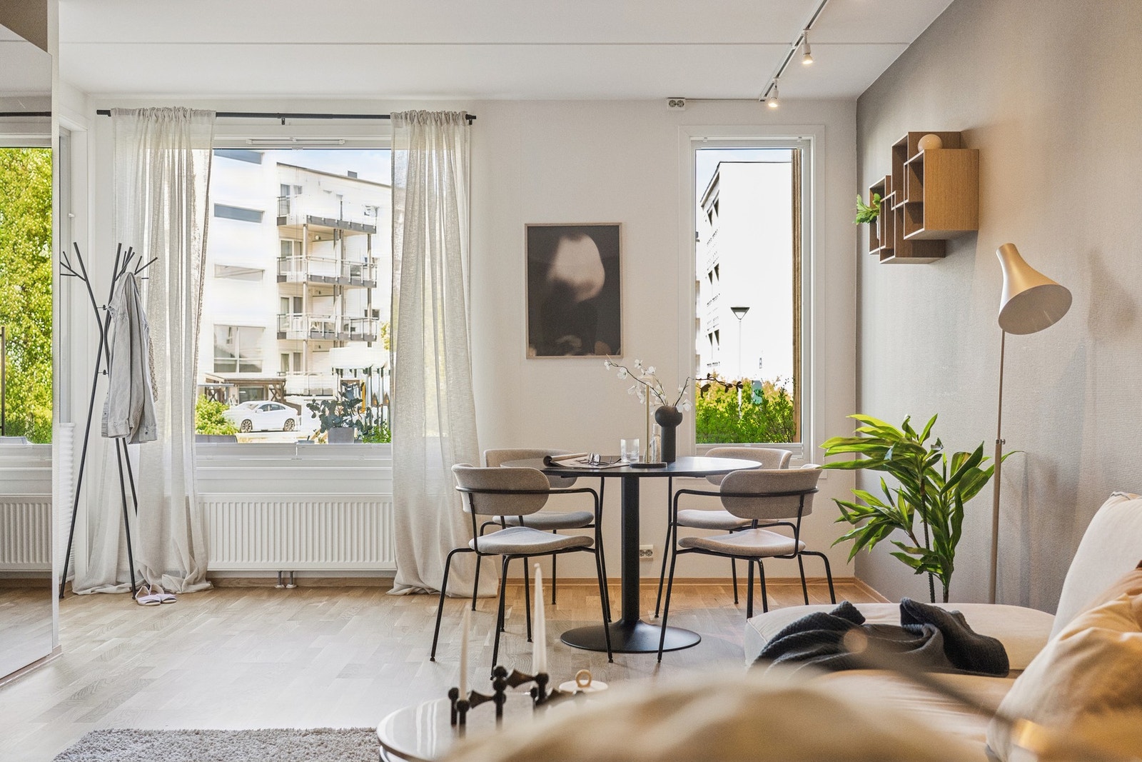 Leiligheten har vannbåren varme til radiatorer fra bygningens felles varmesentral. Galleribilde