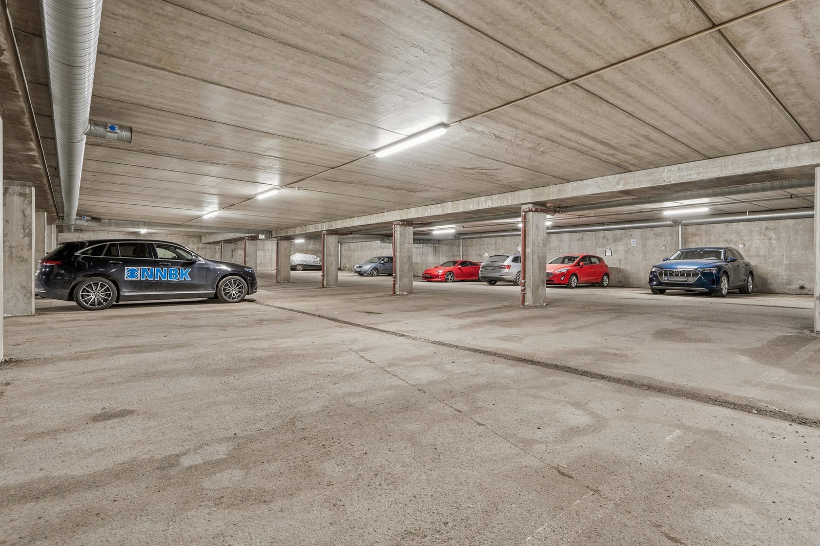 Det medfølger parkeringsplass i felles garasjeanlegg og en sportsbod på 5 m² i kjelleren. Galleribilde