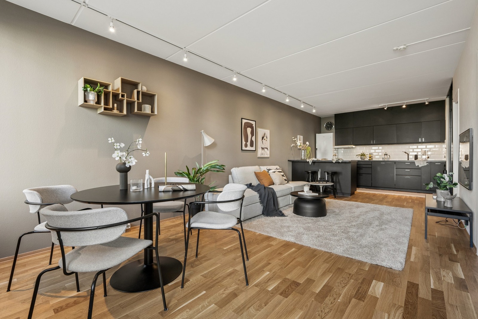 Stuen har god plass til en egen spisesone for hyggelige måltider. Galleribilde