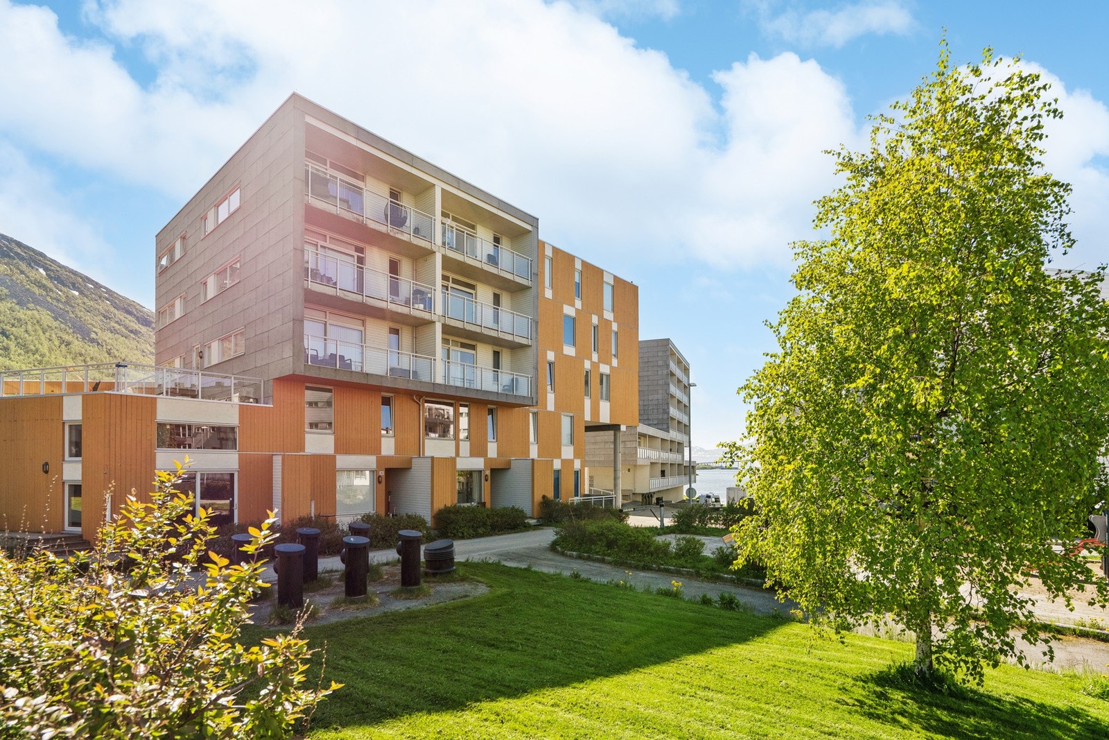 Bygget er fra 2006 og ligger i et etablert og hyggelig nabolag på Tomasjordnes. Galleribilde
