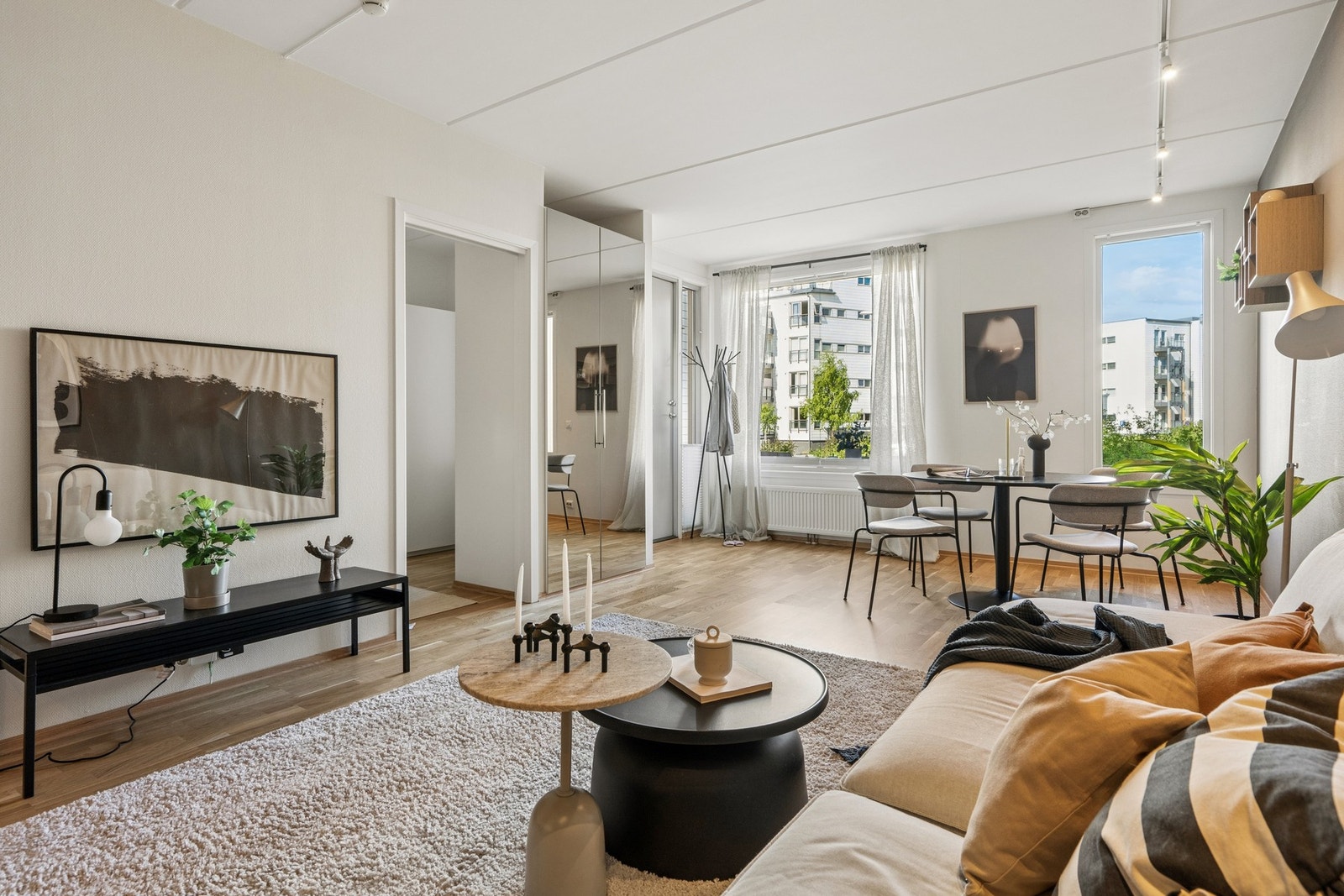 Store vinduer med 2-lags energiglass slipper inn rikelig med dagslys. Galleribilde
