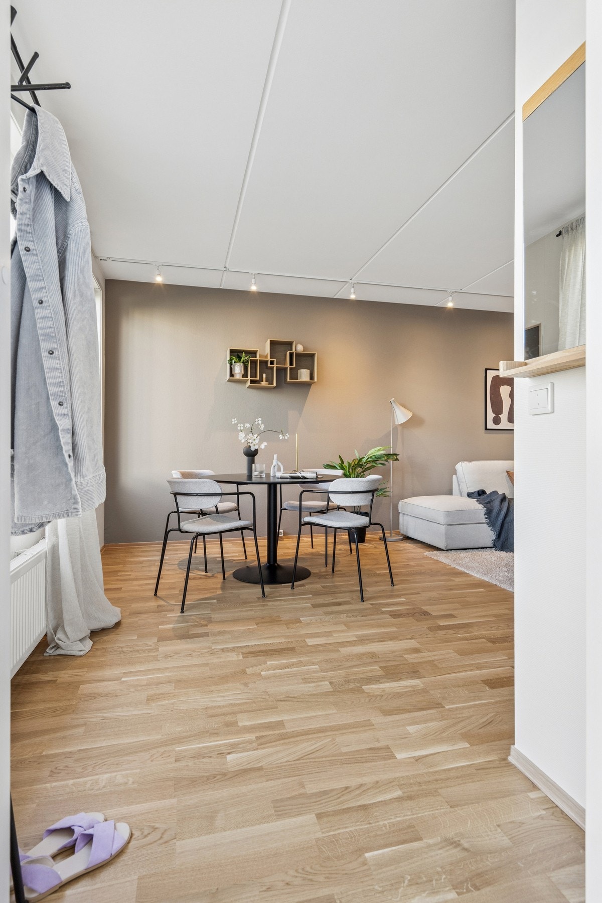 Fra entréen møtes du av ny parkett som ble lagt i hele leiligheten i 2026. Galleribilde