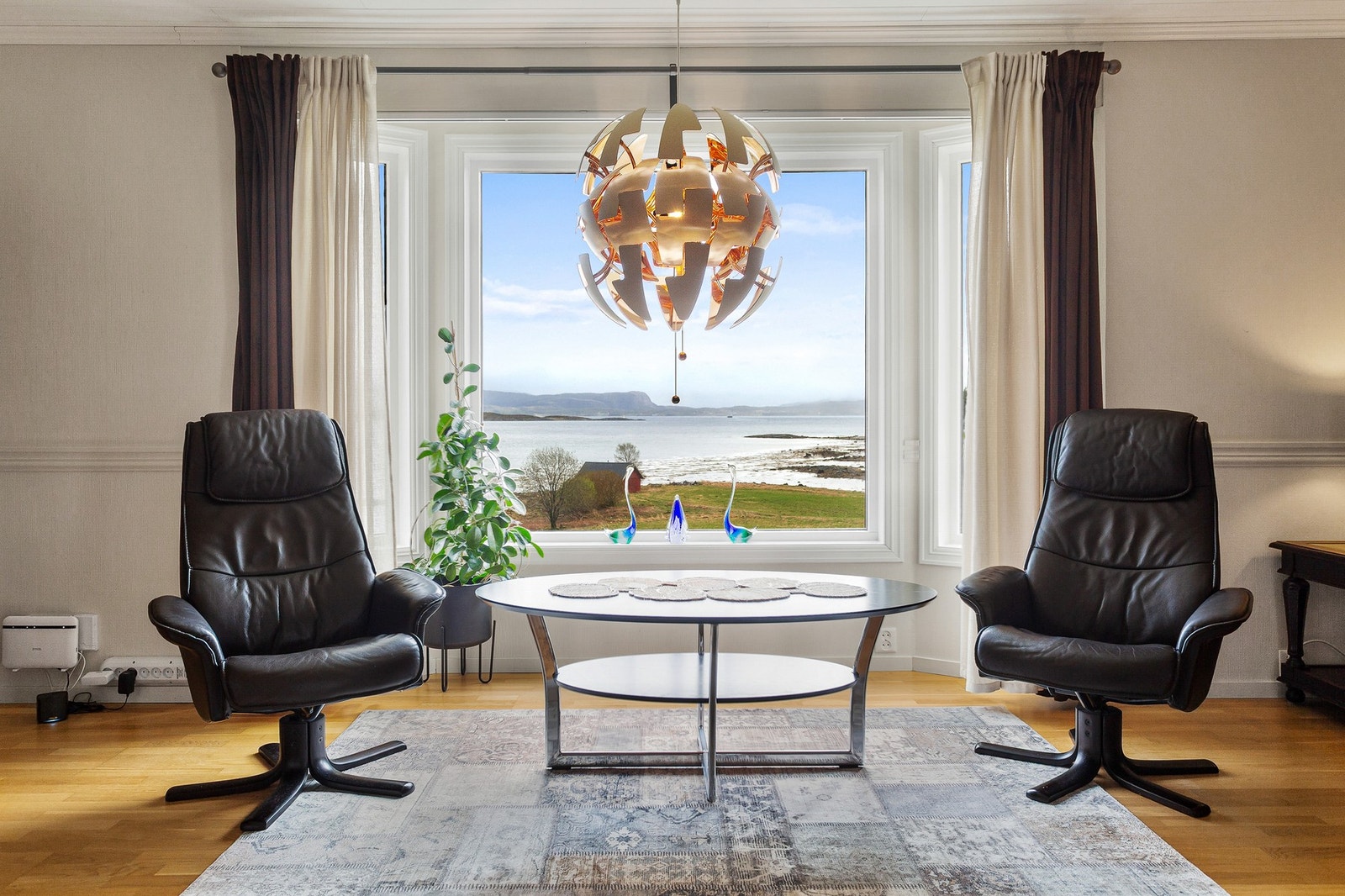 Den fantastiske sjøutsikten får stå i fokus gjennom vinduene på stuen! Galleribilde