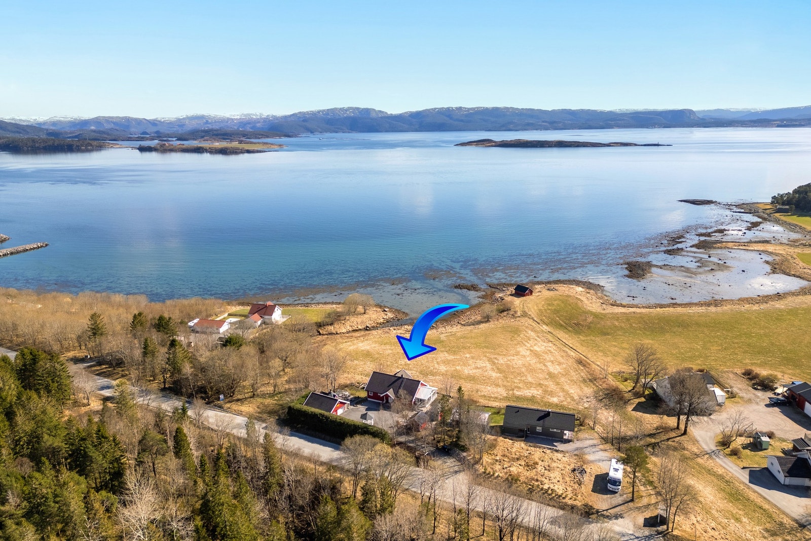 Det er ca 12 km til Kolvereid Sentrum og ca 3 km til fergekaia på Hofles. Galleribilde