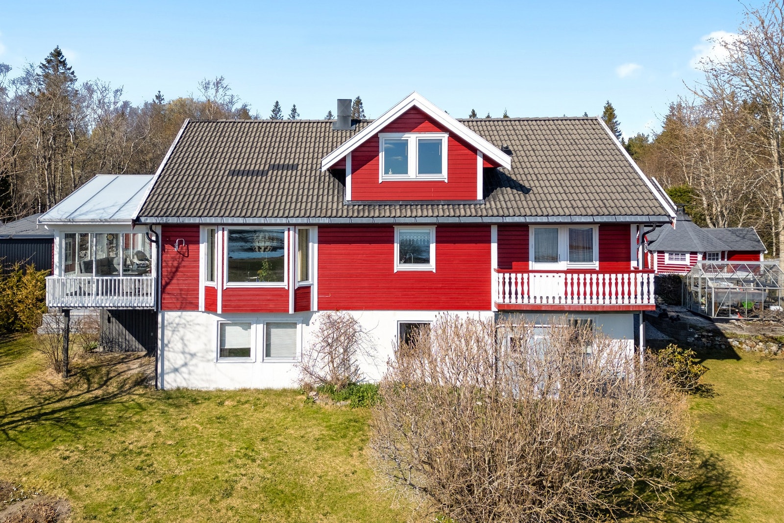 Innholdsrik enebolig over 3. etasjer med karnapp og vinterhage! Galleribilde