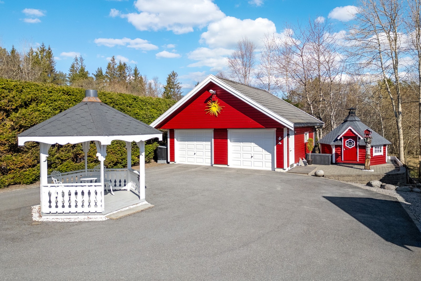 Det er også dobbelgarasje, paviljong, grillhus, uthus og skott på eiendommen. Galleribilde