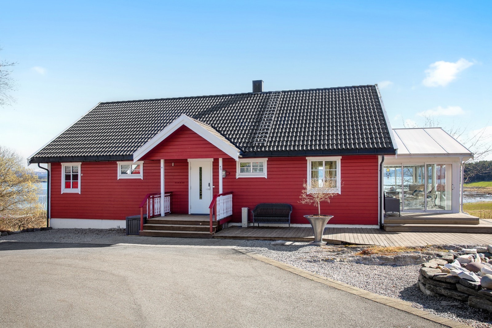 Asfaltert gårdsplass gir et godt førsteinntrykk! Galleribilde