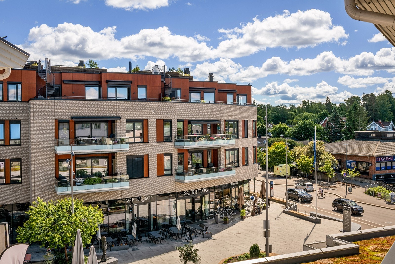 Sæter Torg byr på et bredt utvalg av butikker og servicetilbud Galleribilde