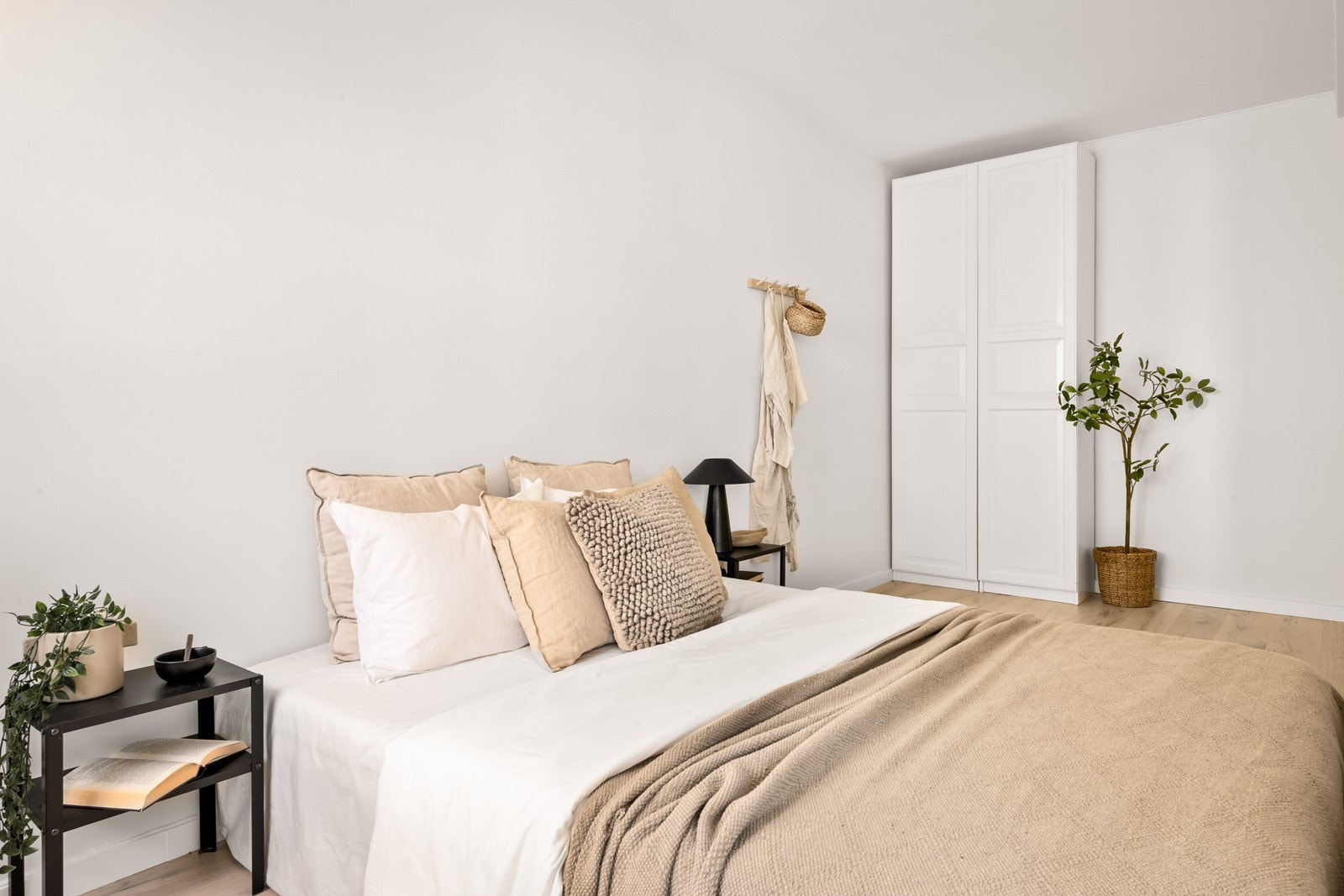 Plass til seng, nattbord, garderobe og kontorpult Galleribilde