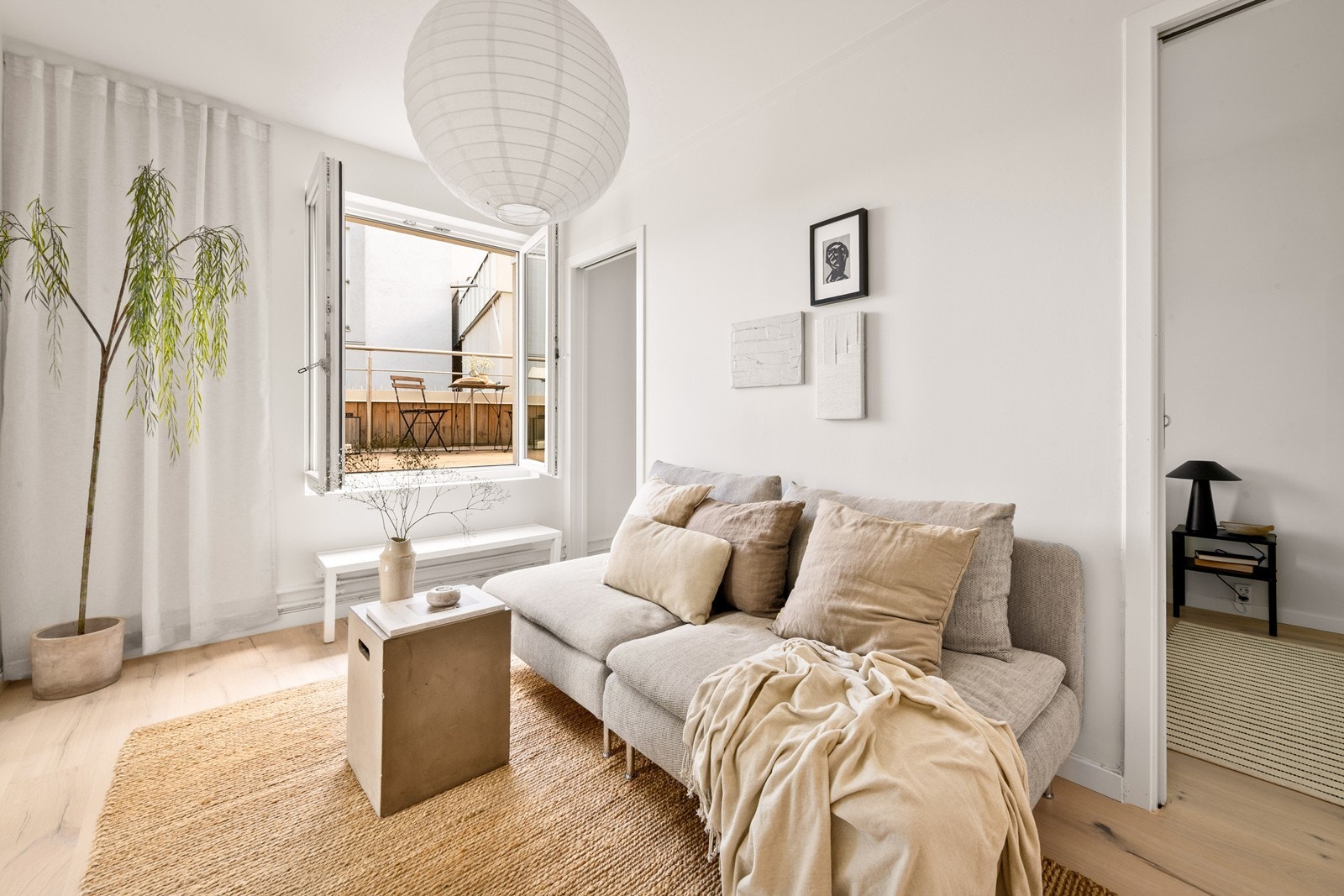 Stue med plass til TV, stuebord og sofa Galleribilde