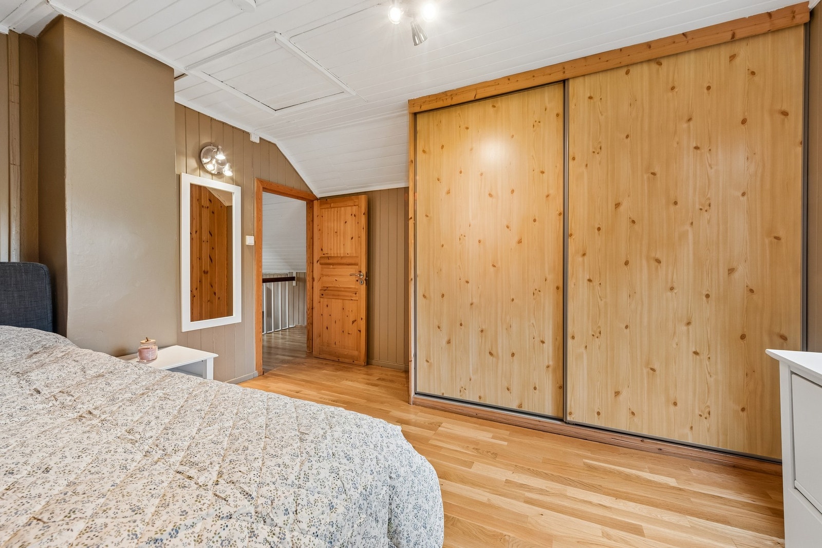 Soverommet har god plass til dobbeltseng og er innredet med skyvedørsgarderobe. Galleribilde