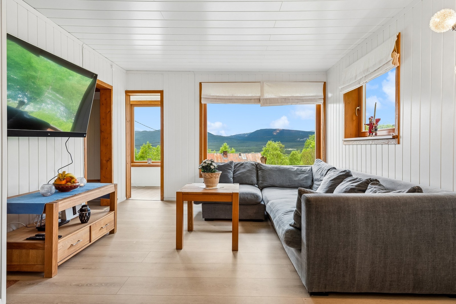 Inn i boligen hovedetasje finner du stue, spisestue, kjøkken, bad, vinterhage, gang og entré. Galleribilde