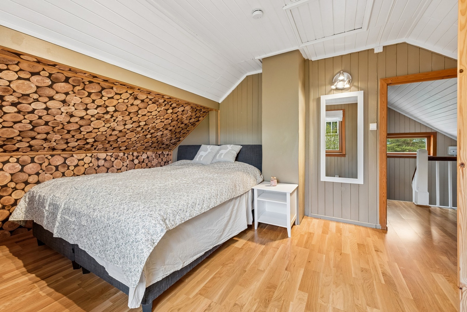 Hovedsoverom på loftsetasje. Galleribilde