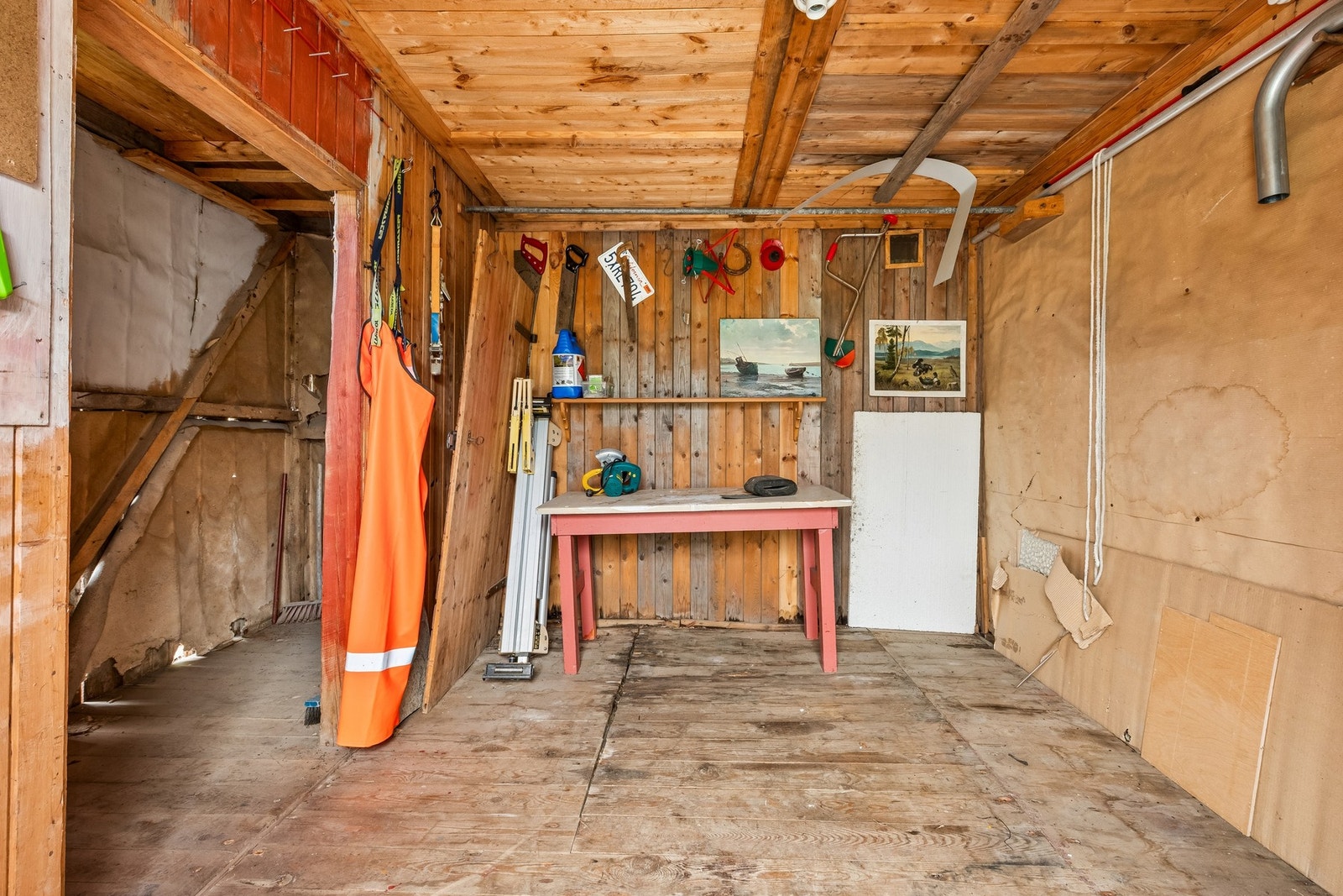 Uthus oppført i grovt bindingsverk og er innredet med tre separerte boder/rom. Galleribilde