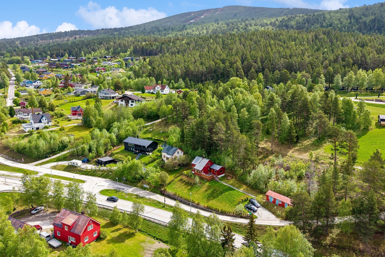 Pent opparbeidet tomt på over 1,3 mål med oppstillingsplass. Galleribilde