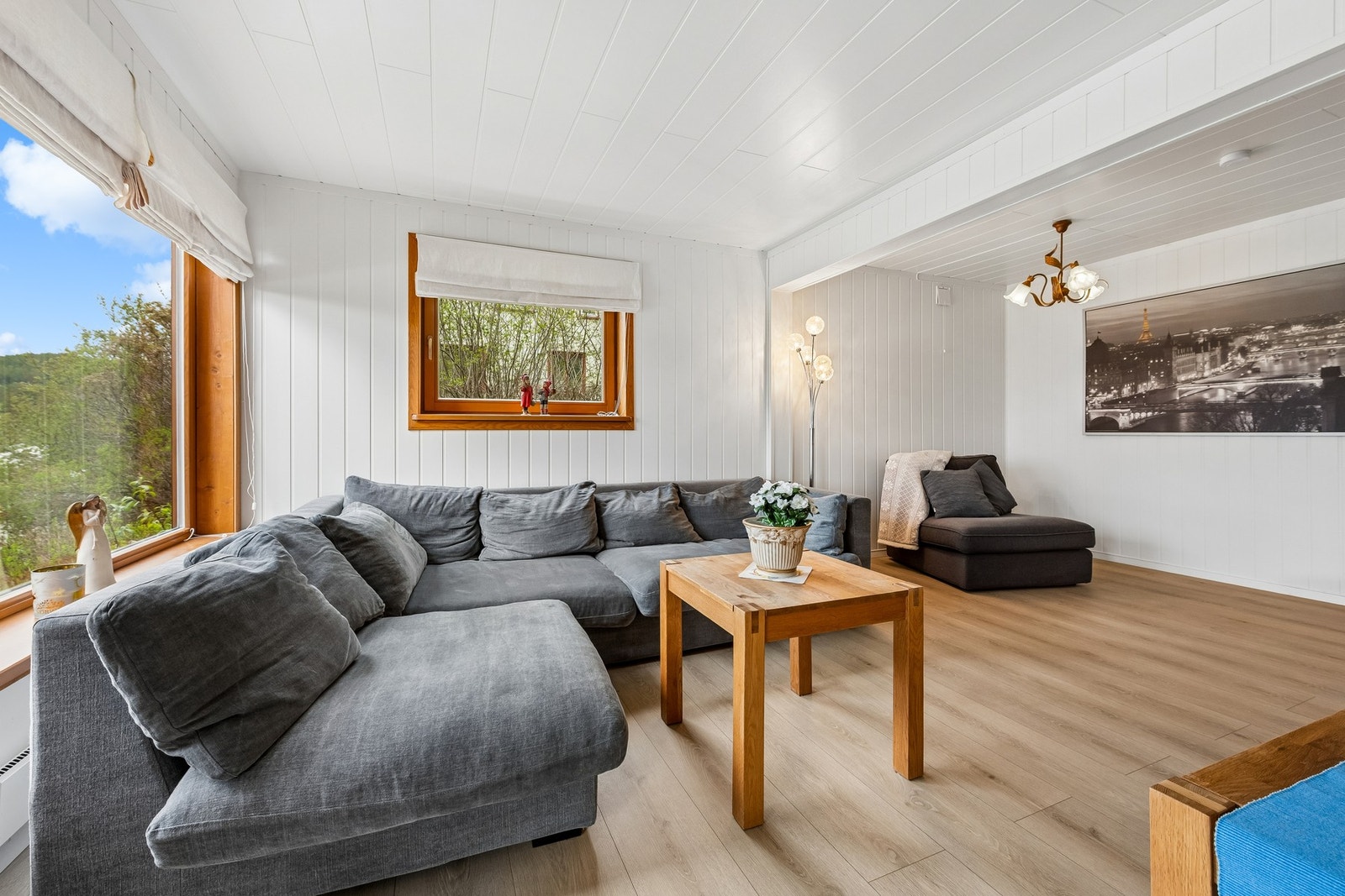 Stuen har store vindusflater som gir mye naturlig lysinnslipp. Galleribilde