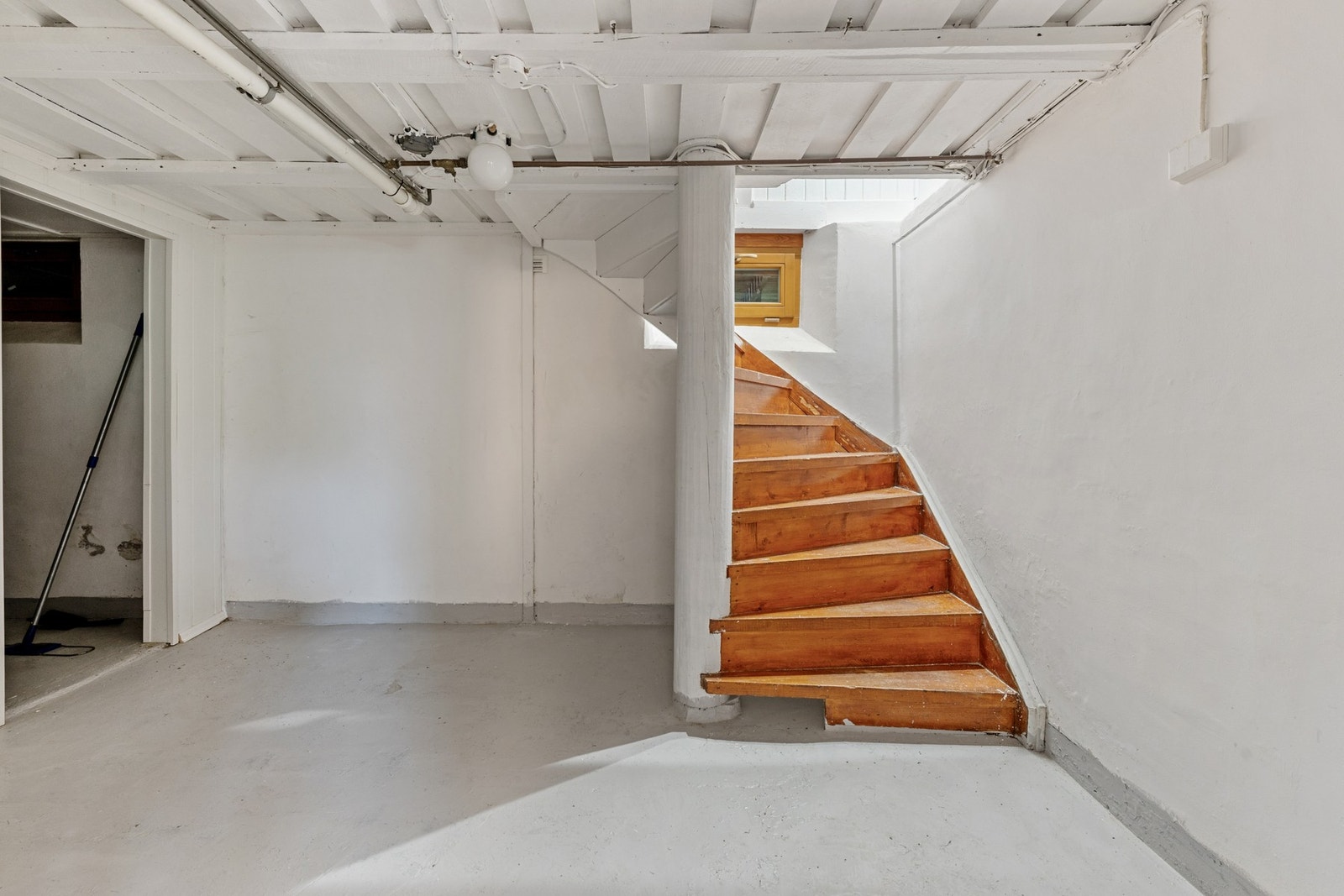 Kjeller inneholder gang og to boder. Galleribilde
