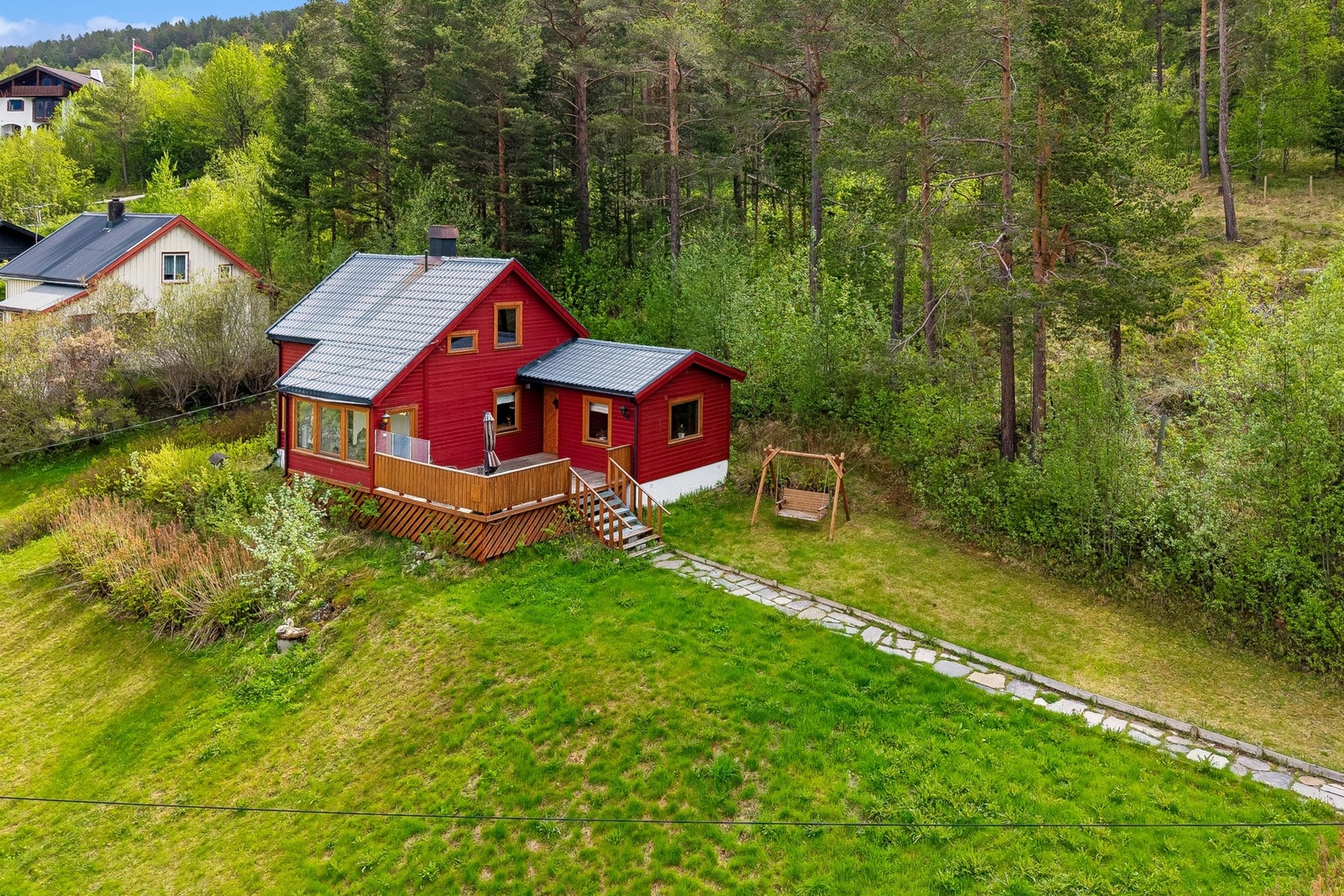 Huset er opprinnelig fra 1940, men ble påbygget i både 1974 og 1980. Galleribilde