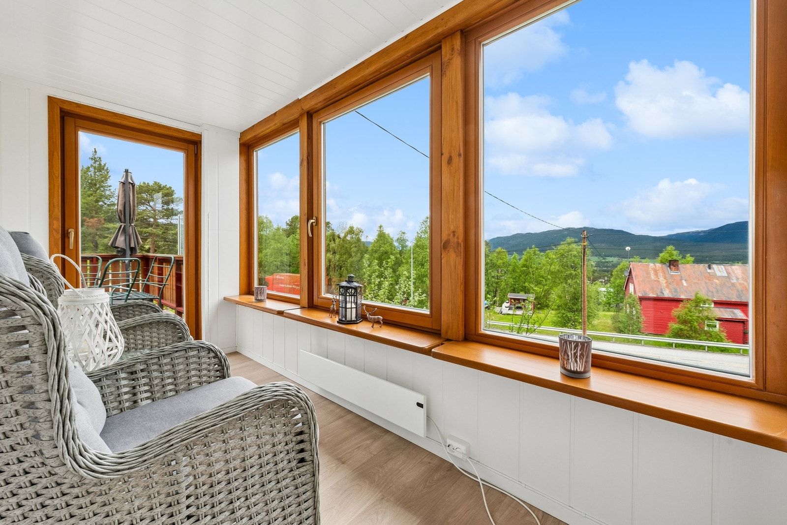Praktisk vinterhage med direkte utgang til en solfylt veranda. Galleribilde