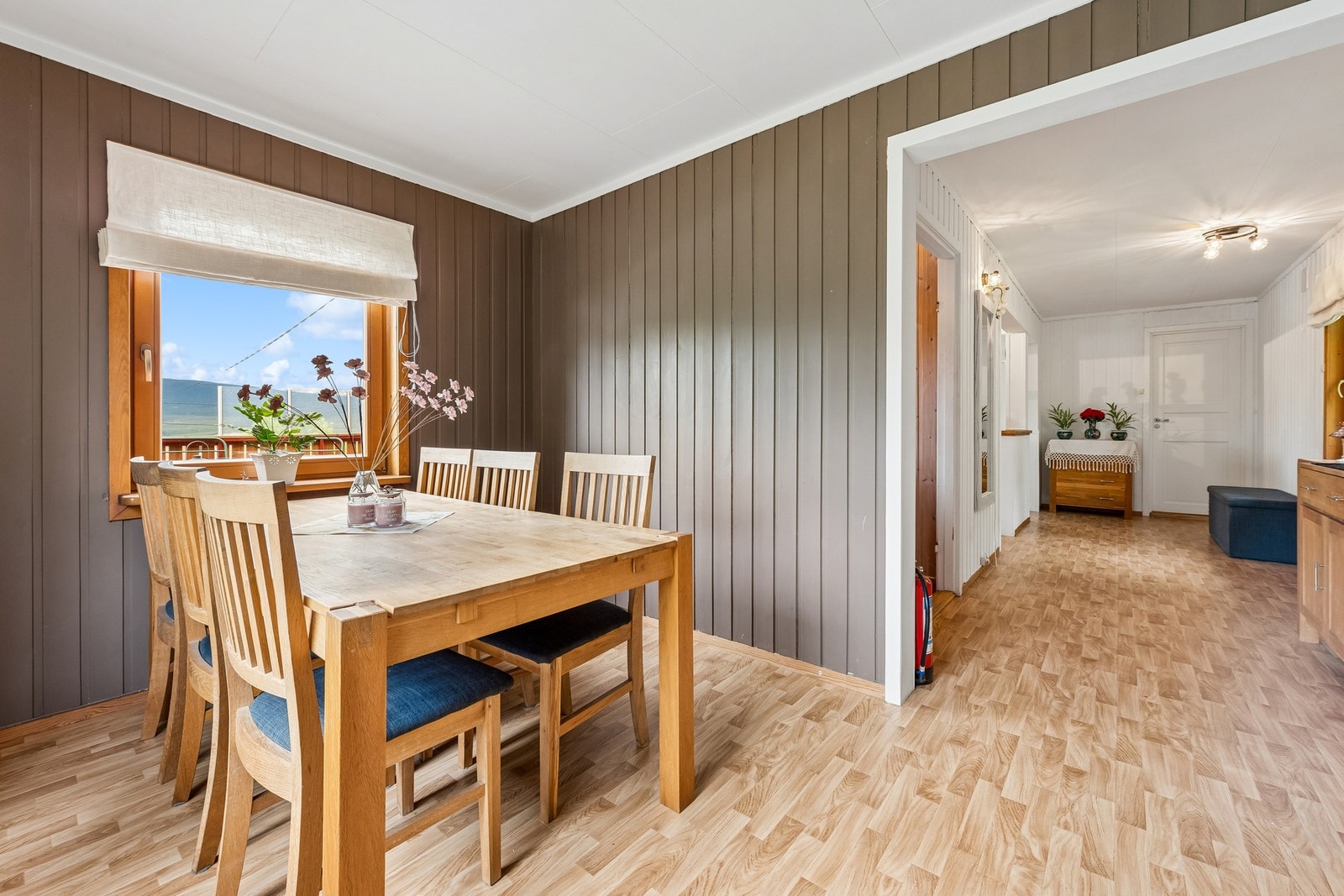 Stor og praktisk spisestue med god plass til riktig møblement. Galleribilde