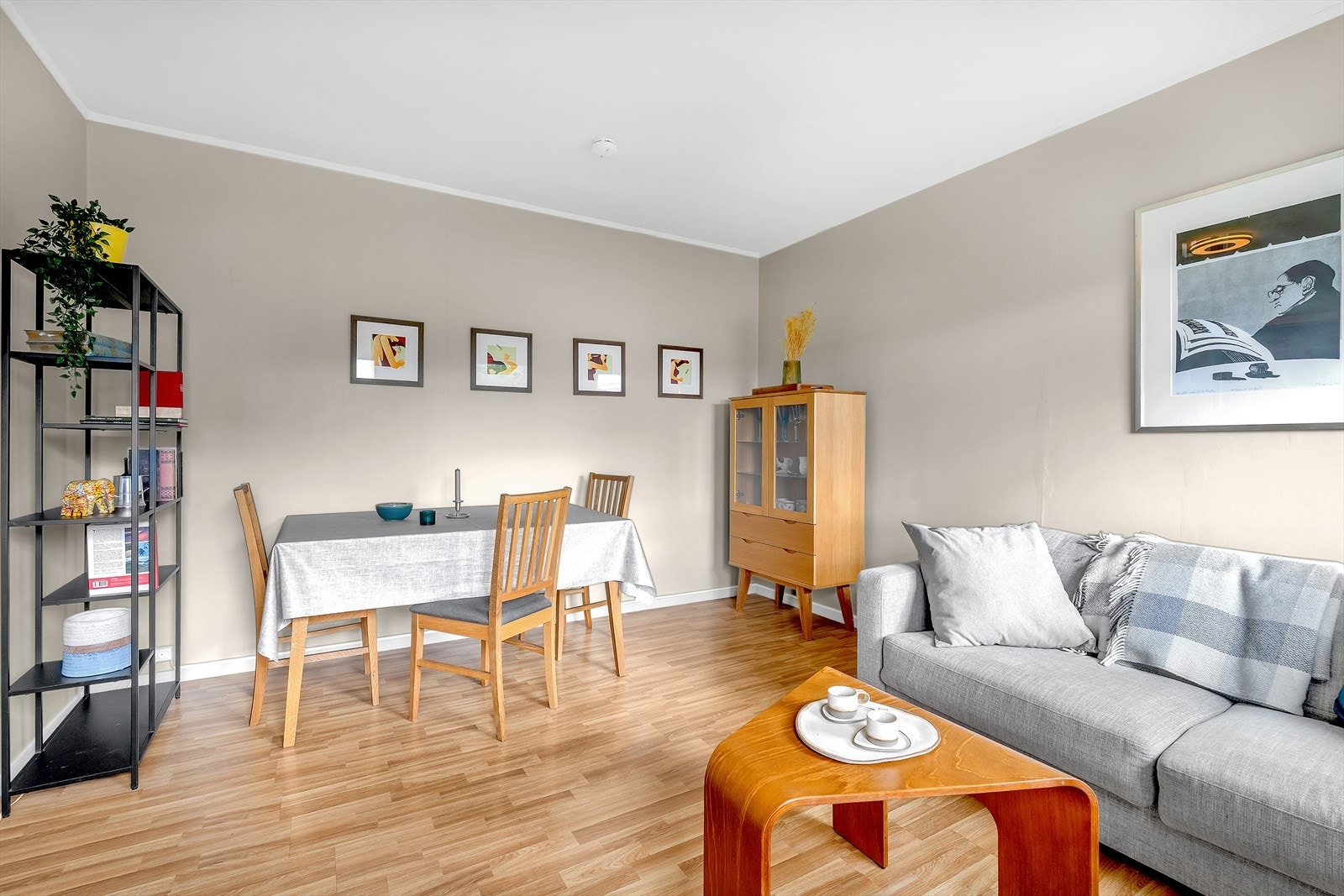 Attraktiv og flott 2-roms med parkering, lav fellesgjeld, og sørvendt balkong med svært gode solforhold! Galleribilde