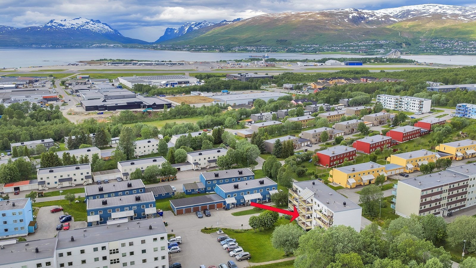 Området er kjent for et stille og rolig bomiljø, med gode solforhold, lav trafikal belastning, flotte grøntareal og nærhet til det meste! Galleribilde