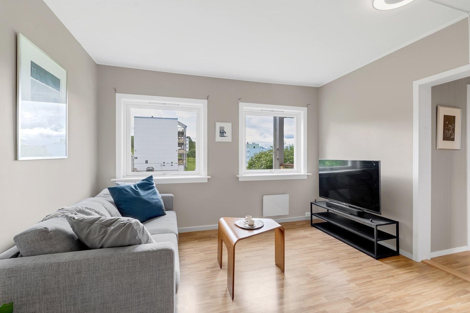 Stuen får rikelig naturlig lysinnslipp, og byr på gode møbleringsmuligheter. Galleribilde