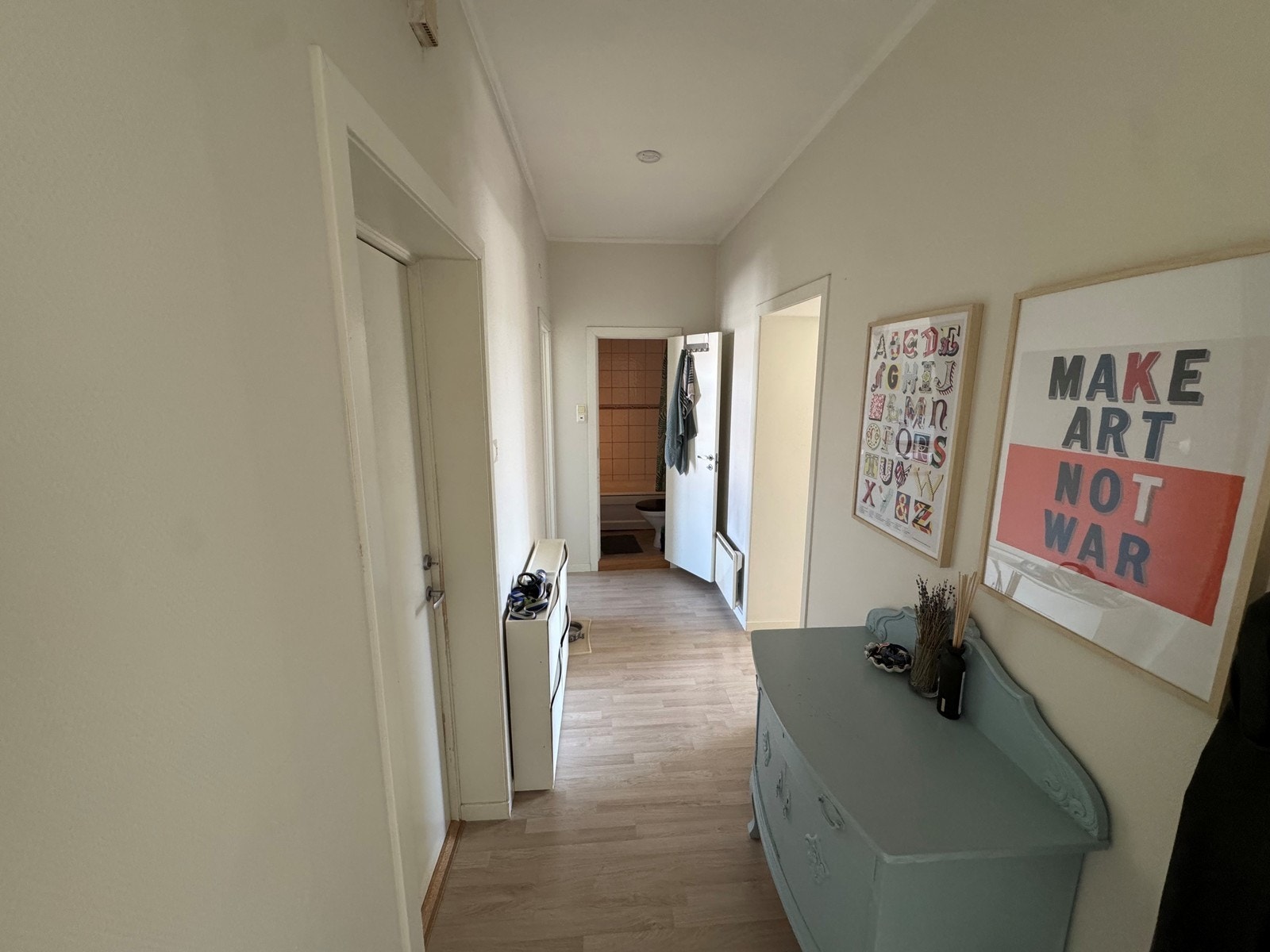 Romslig entre med god plass til å henge av seg tøy. Galleribilde
