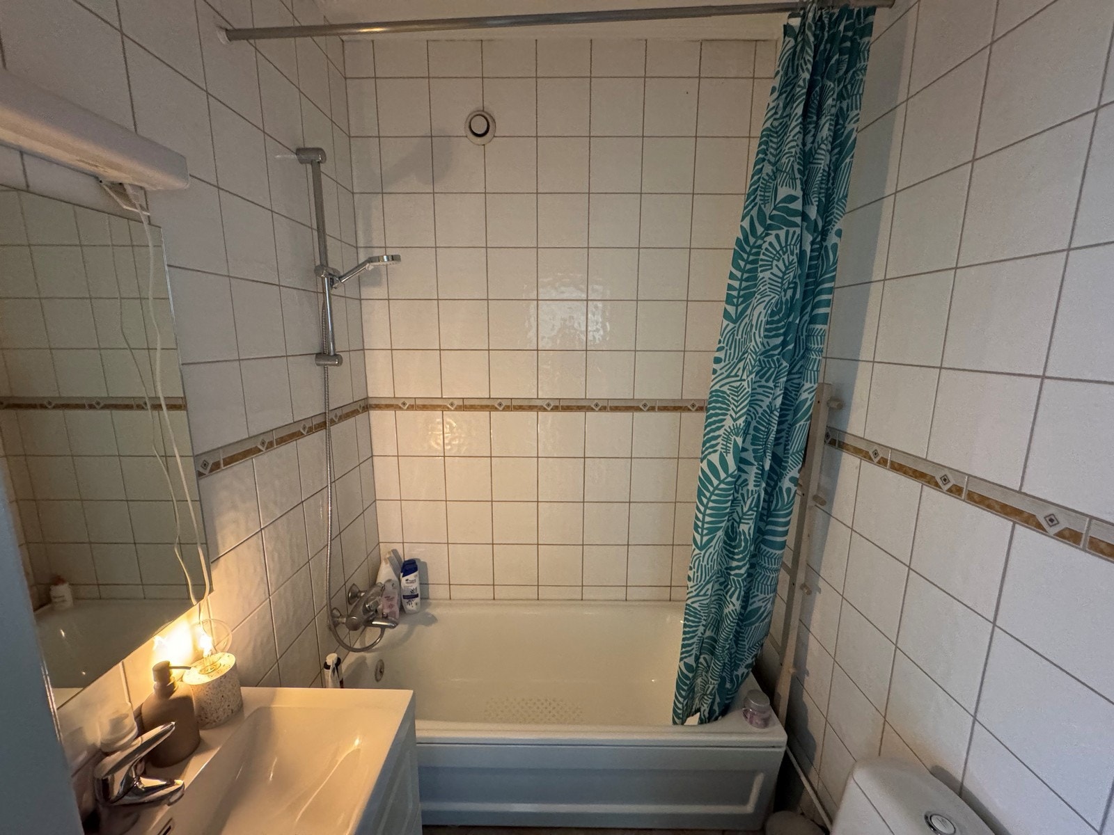 Flislagt bad med badekar. Galleribilde