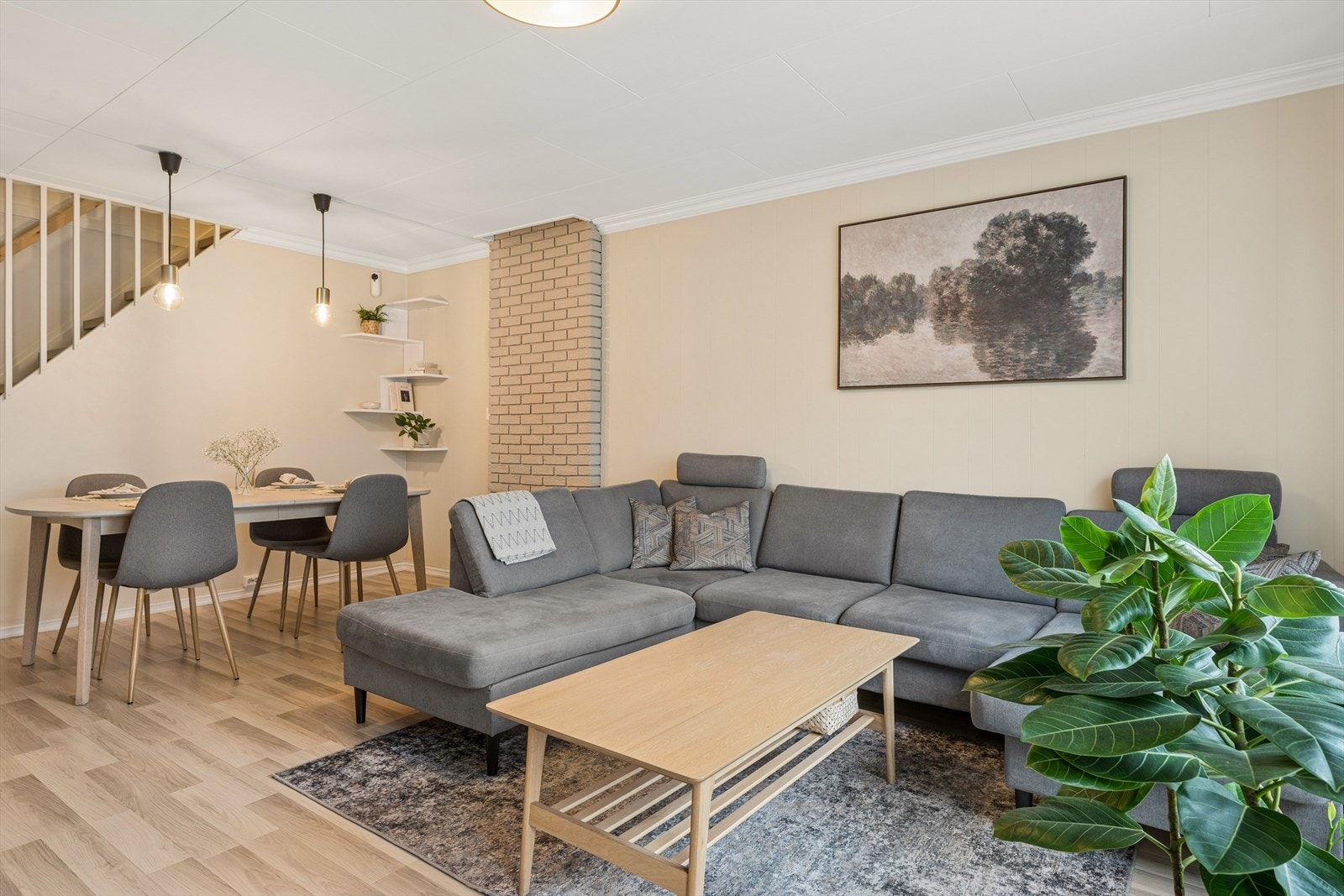 Boligen har en mursteinspipe, klargjort for eventuell montering av ildsted. Galleribilde