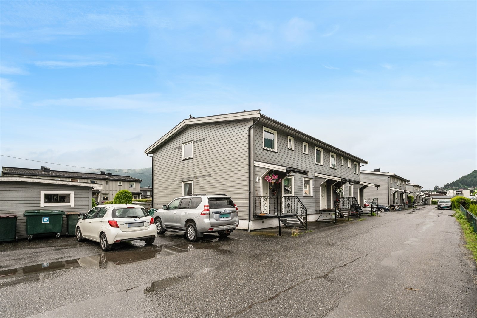 Kort vei til skoler, barnehager og idrettsanlegg. Busstoppet Hågenstad er kun et par minutters gange unna. Galleribilde