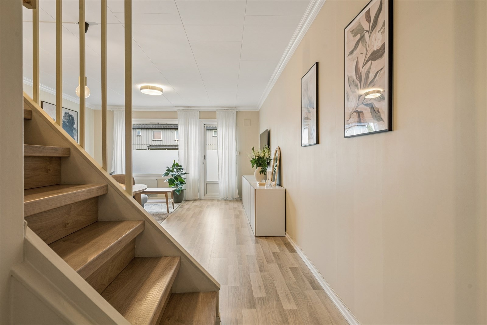 Pen tretrapp med lysmalte vanger og rekkverk. Galleribilde