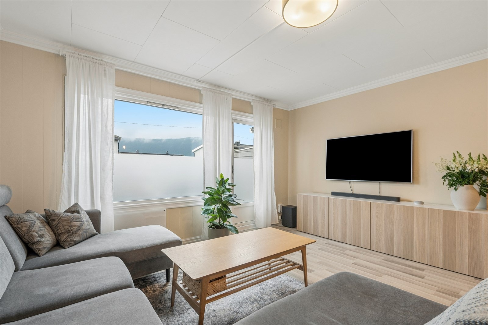 Store vindusflater gir godt med lys. Vinduene er fra 2013 og har isolerglass. Galleribilde