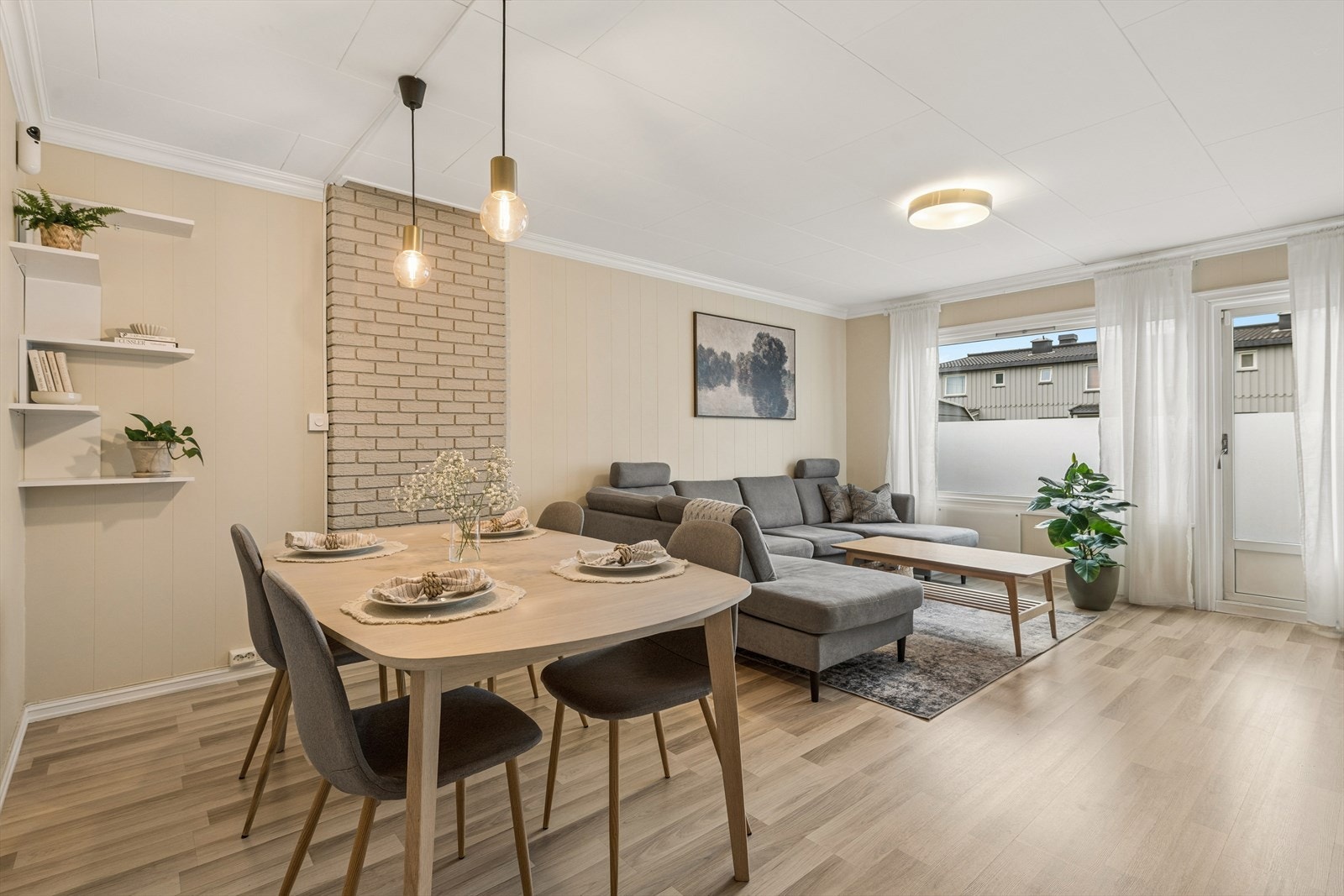 Eiendomsmegler Christine Sjødal presenterer Lerkeveien 4B. Innholdsrikt rekkehus over 3 plan med god beliggenhet i Solbergelva. Stuen har god plass til både sofagruppe og spisebord, med direkte utgang til terrasse. Galleribilde