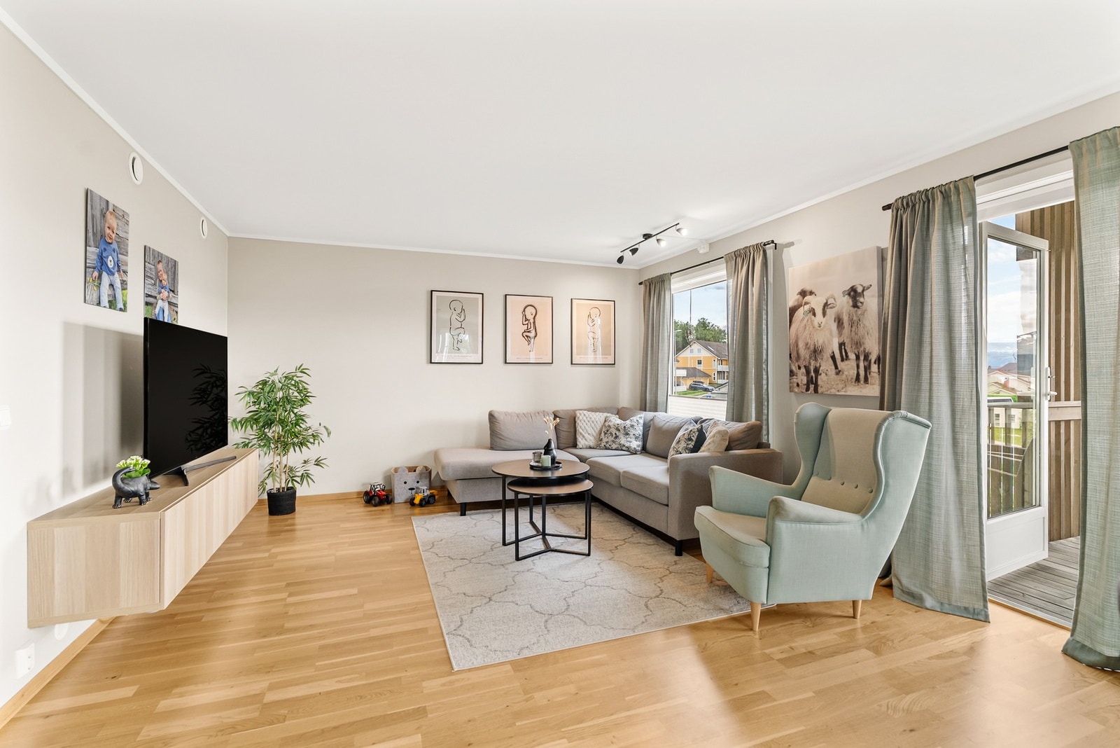 Stuen har direkte utgang til balkongen, som utvider oppholdsarealet på varme dager. Galleribilde