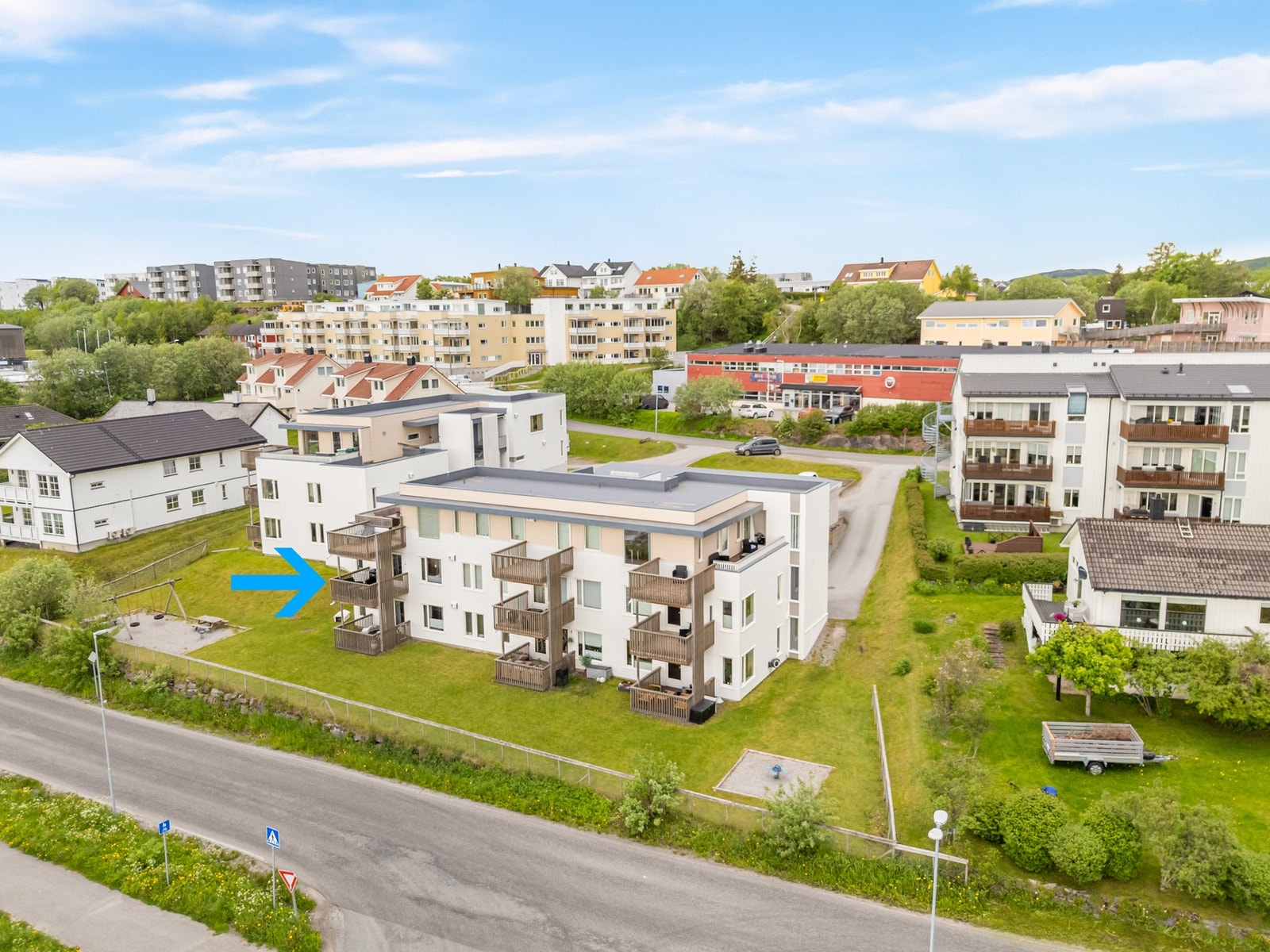 Leiligheten ligger meget fint til på enden av bygget - Pent opparbeidet tomt, med lekeplass Galleribilde