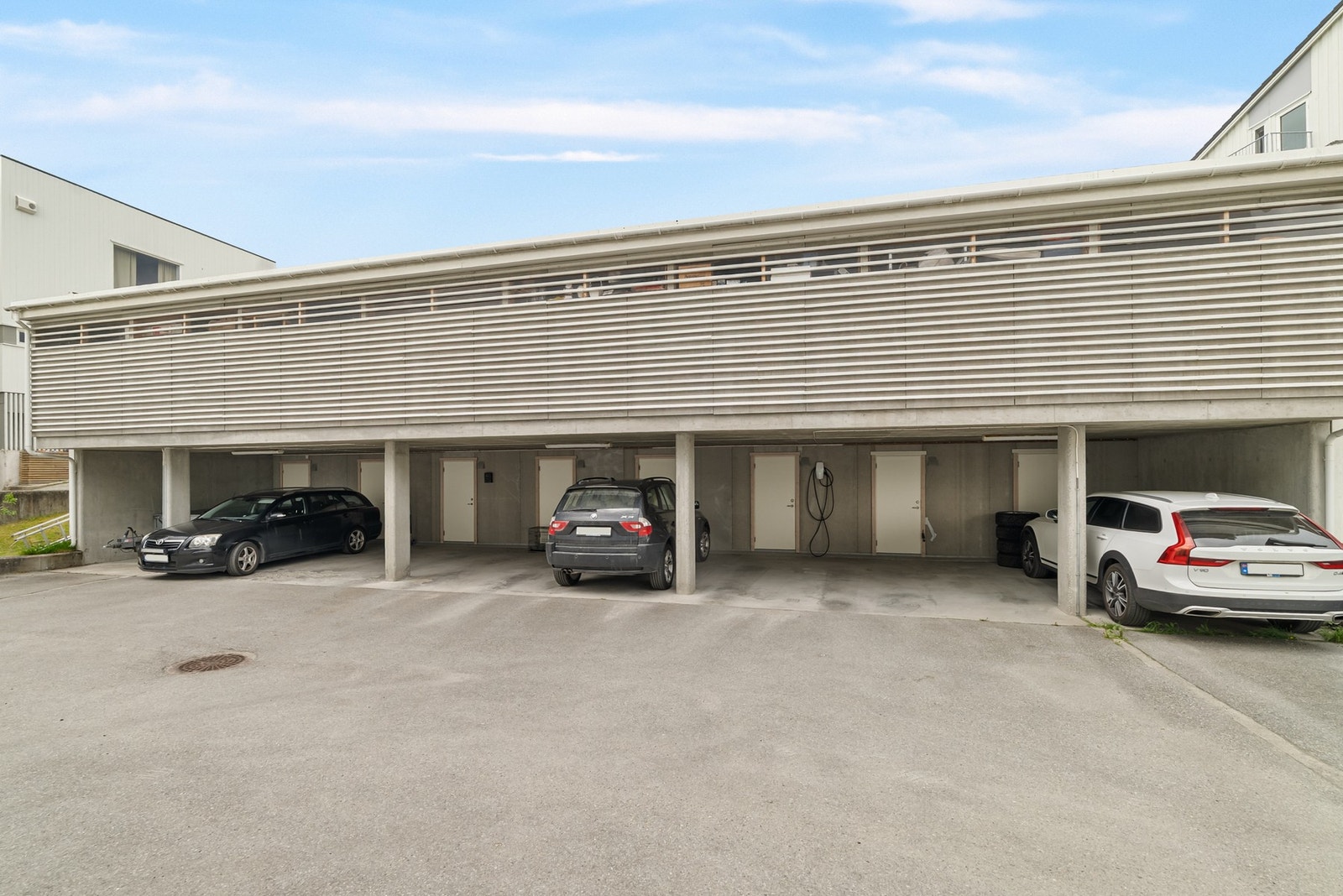 Fast parkeringsplass i carportanlegg med ellbillader, samt en tilhørende sportsbod. Galleribilde