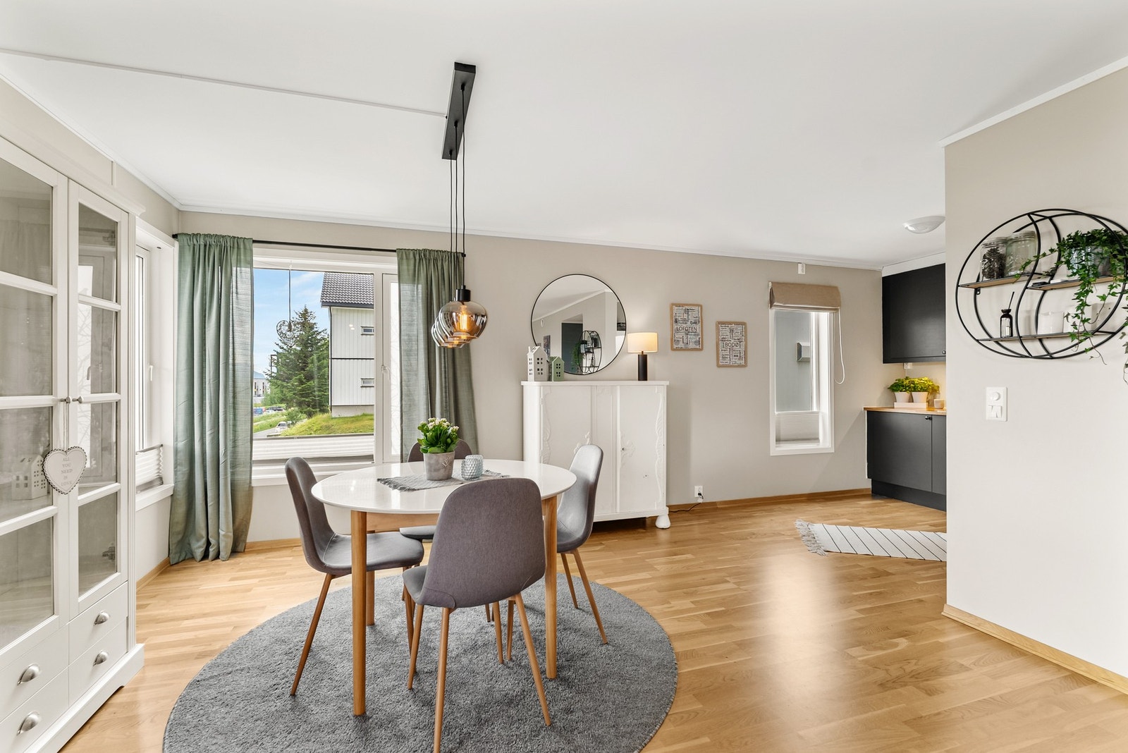 Spisestuen er en naturlig del av den åpne løsningen, med plass til hyggelige måltider. Galleribilde