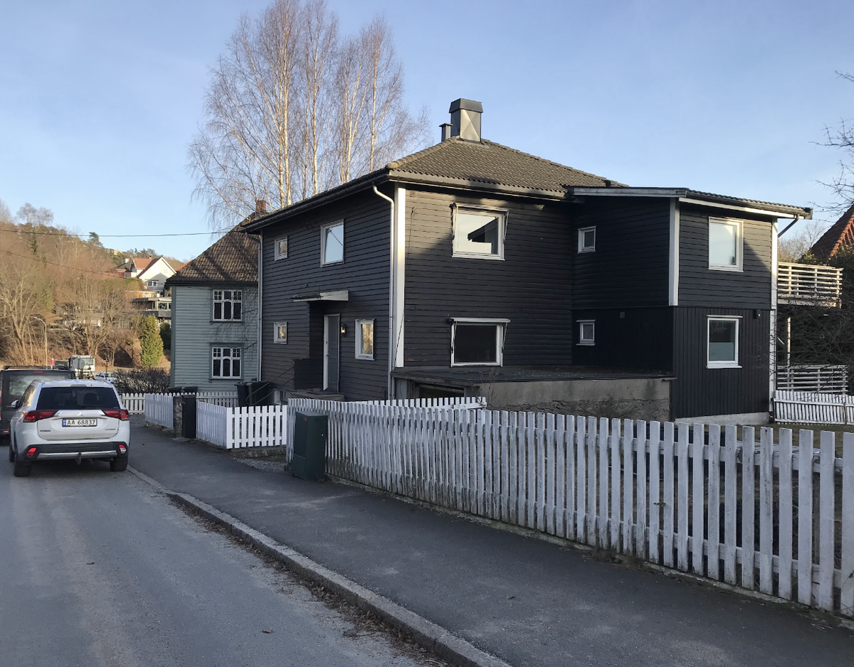 Huset består av 2 leiligheter og boder i kjeller Galleribilde